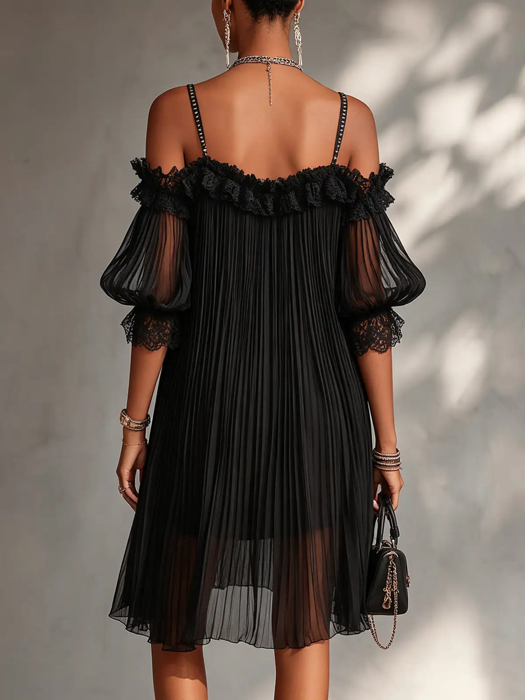 Camille | Mini vestido de chifón negro con hombros descubiertos y borde de encaje