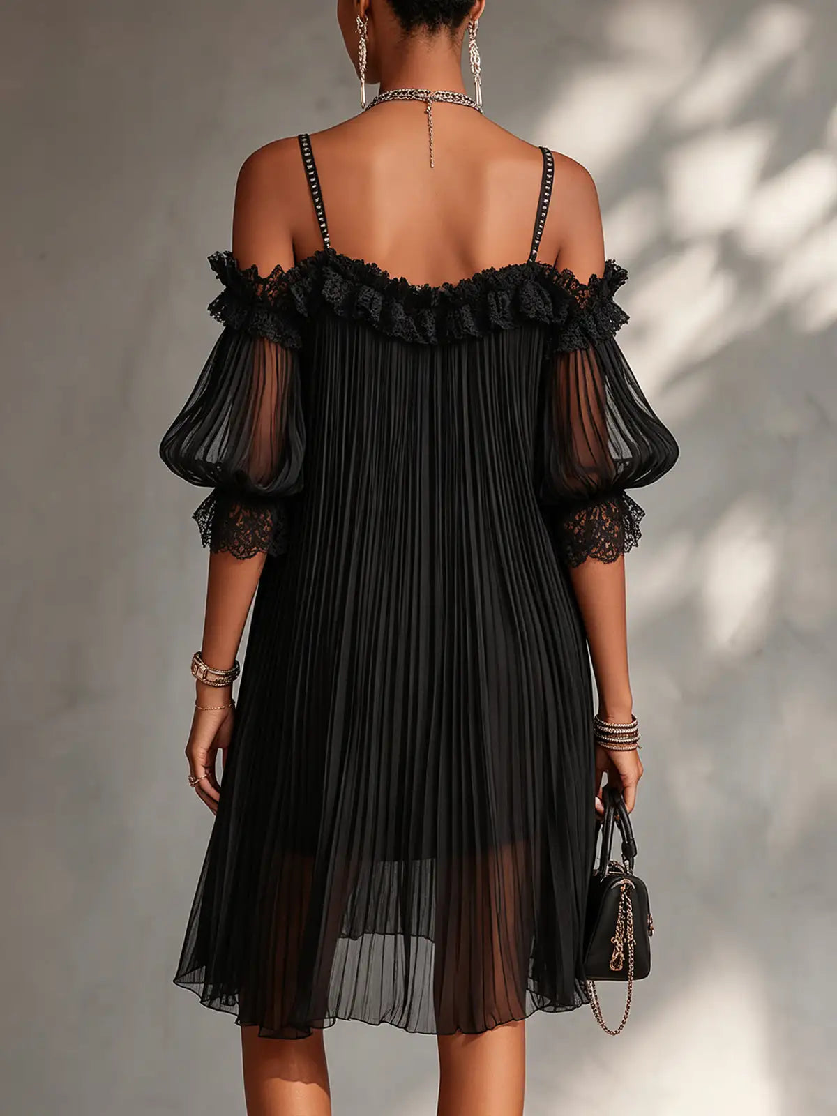 Camille | Mini vestido de chifón negro con hombros descubiertos y borde de encaje