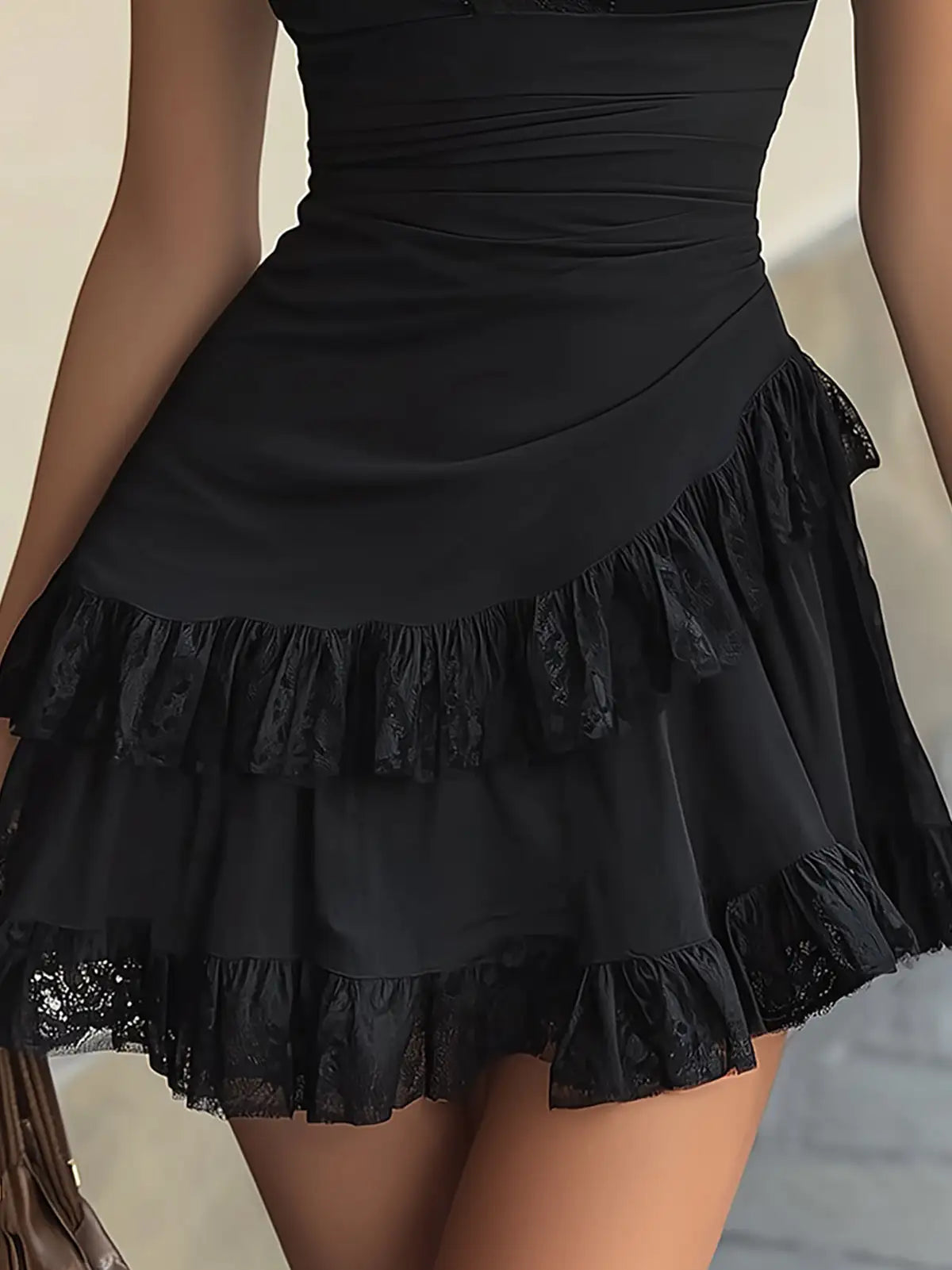 Estelle | Mini vestido con volante de encaje negro y escote en V
