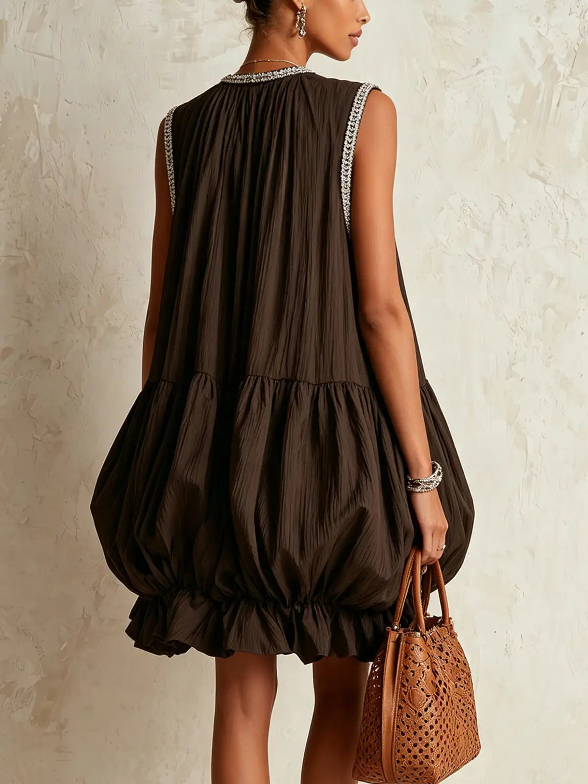 Colette | Mini vestido sin mangas marrón con dobladillo acampanado