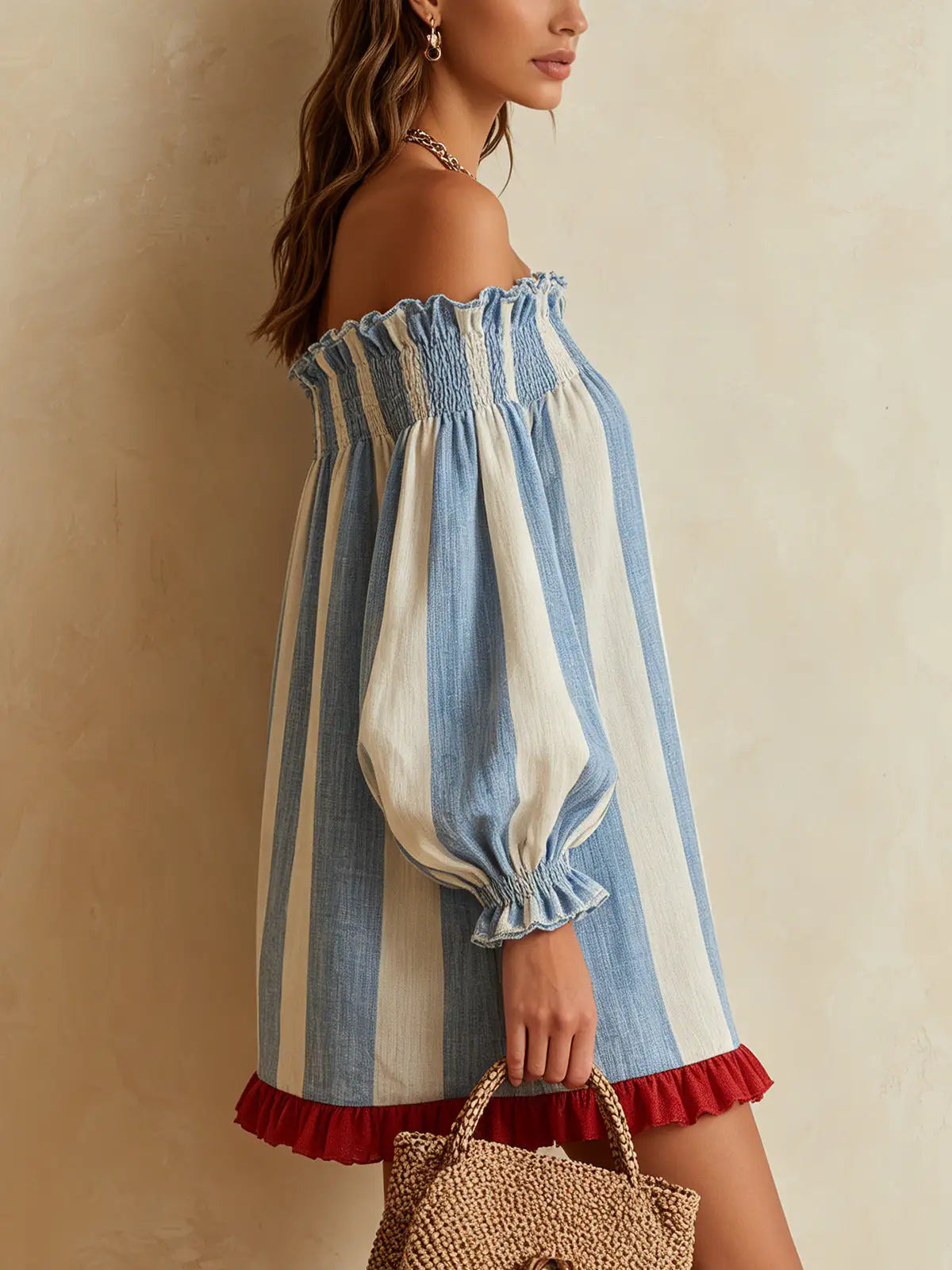 Ondine | Mini Vestido de Rayas Azules y Blancas con Hombros Descubiertos y Dobladillo en Contraste