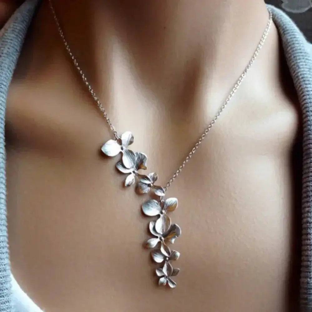 Cato™ | Collar con Flores en Cascada