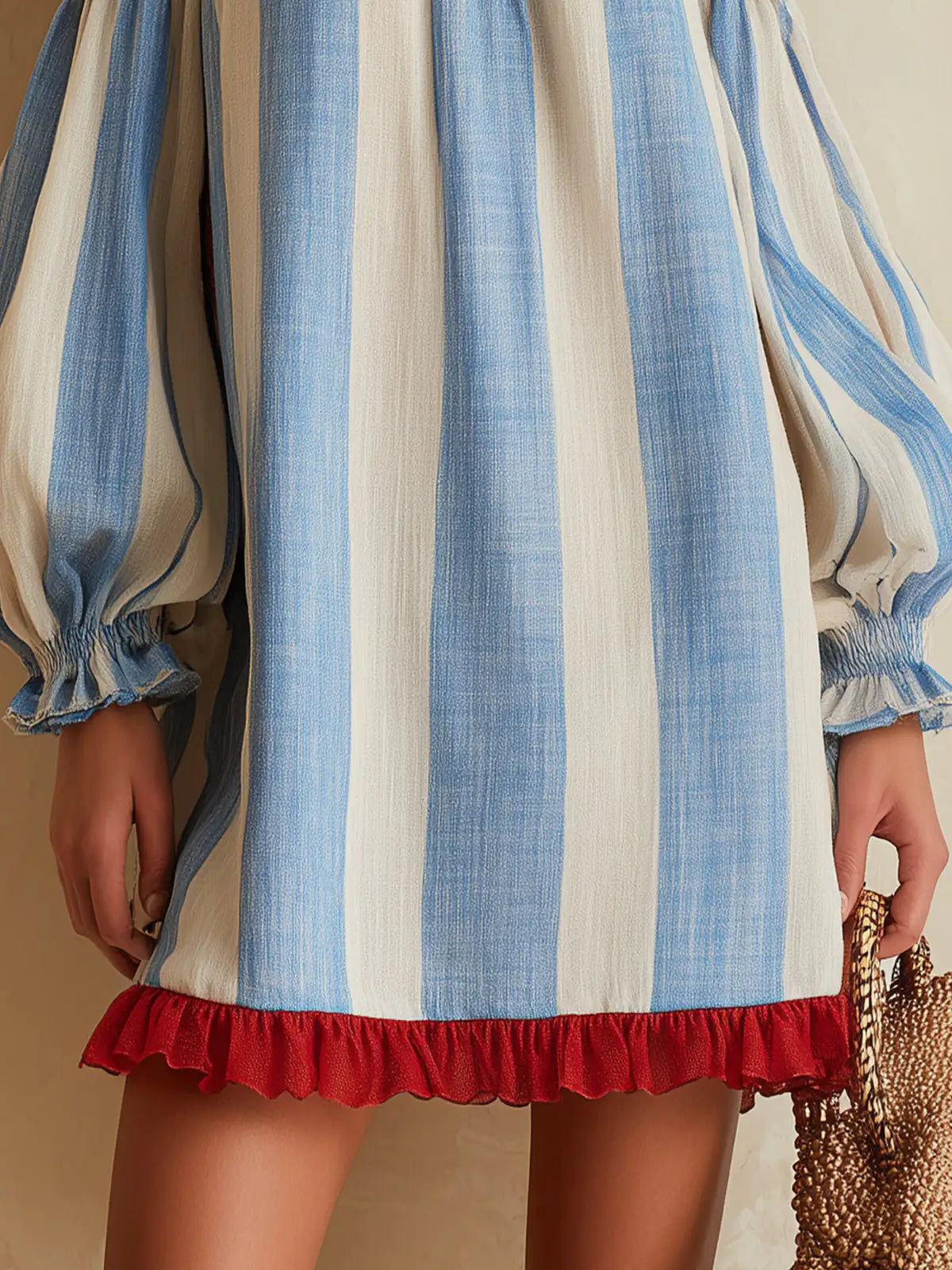 Ondine | Mini Vestido de Rayas Azules y Blancas con Hombros Descubiertos y Dobladillo en Contraste