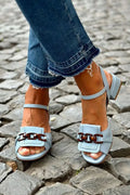 Uxía | Tacones Bajos Azules con Cadena Metálica y Costuras Decorativas