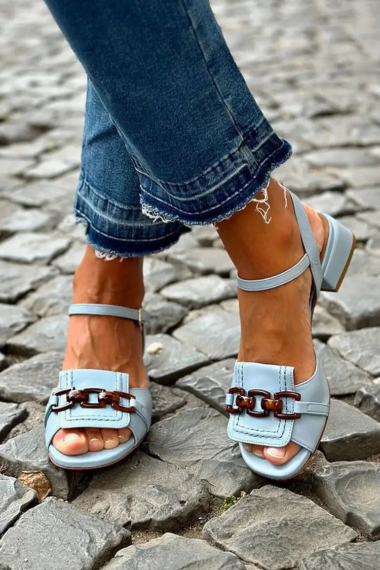 Uxía | Tacones Bajos Azules con Cadena Metálica y Costuras Decorativas