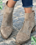 Pina | Botas con Tacón Largo en Ante con Tachuelas y Punta Afilada