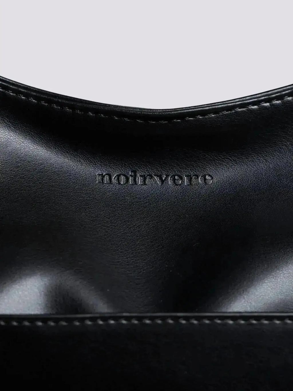 Noir Essence | Bolso Estructurado Negro Satinado