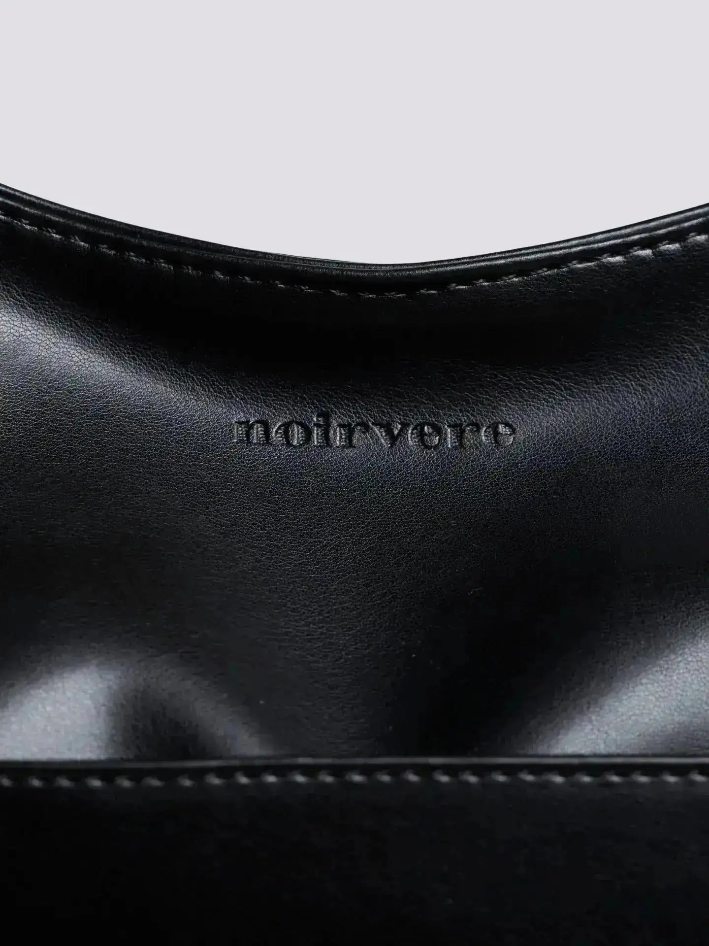 Noir Essence | Bolso Estructurado Negro Satinado