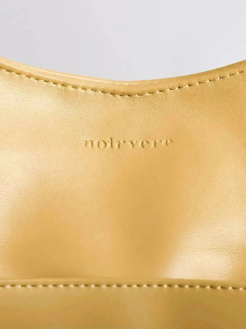 Noir Essence | Bolso Estructurado Negro Satinado