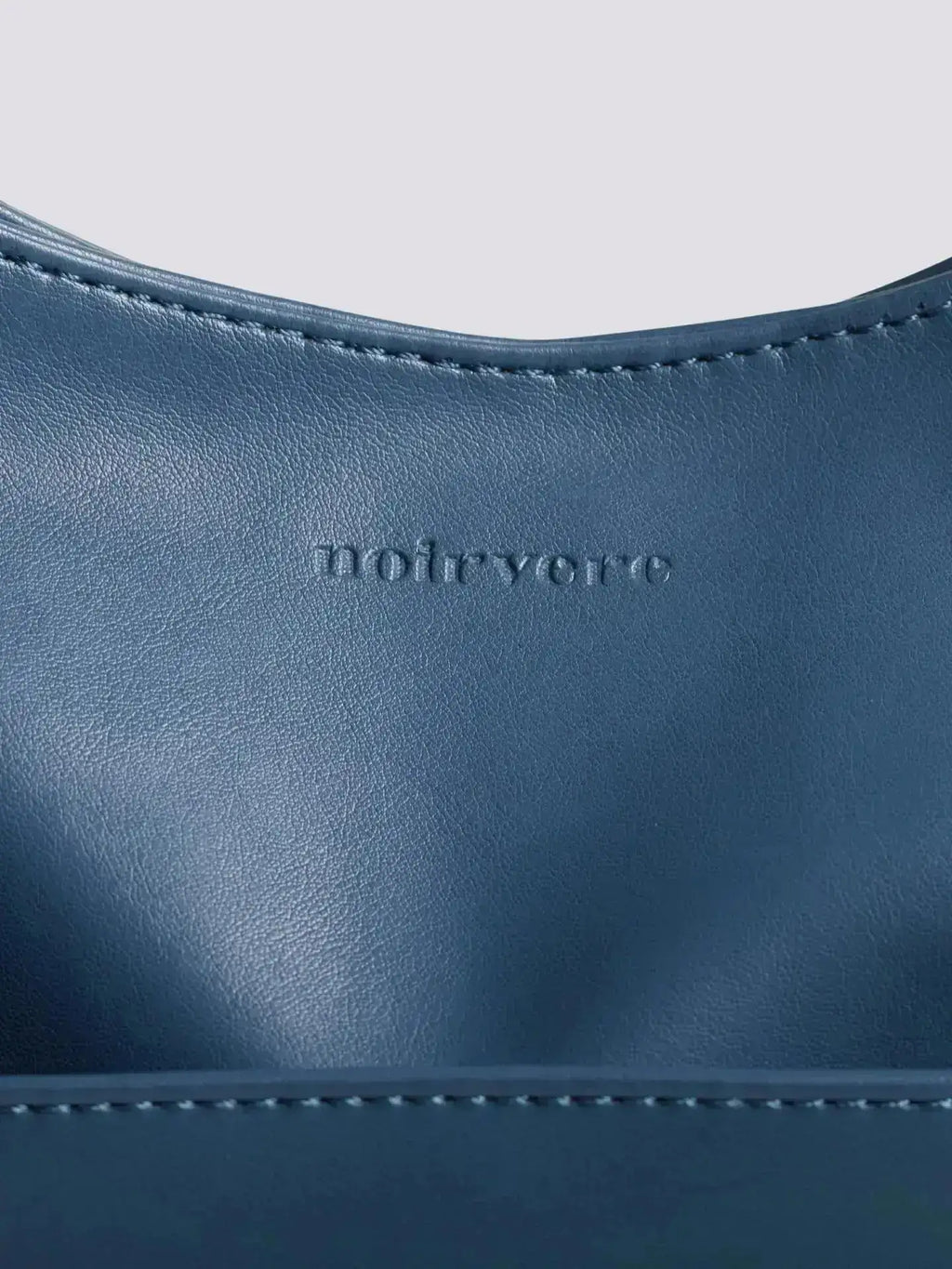 Noir Essence | Bolso Estructurado Negro Satinado