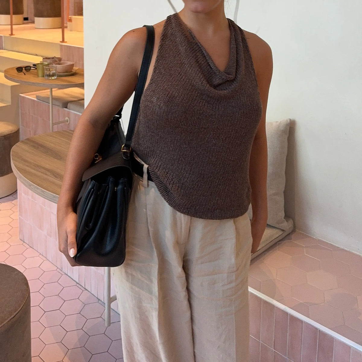 Ciara | Bolso de Mano Vintage Negro con Herrajes Dorados