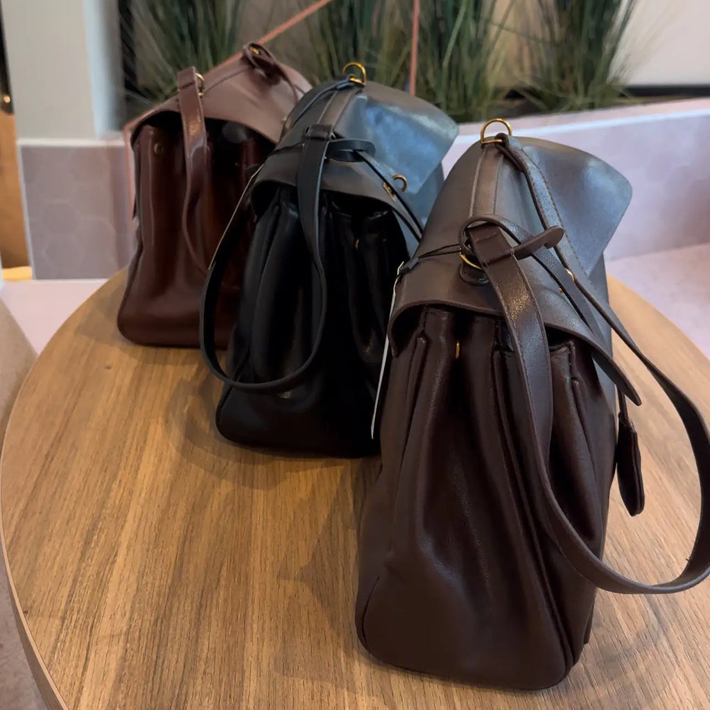 Ciara | Bolso de Mano Vintage Negro con Herrajes Dorados