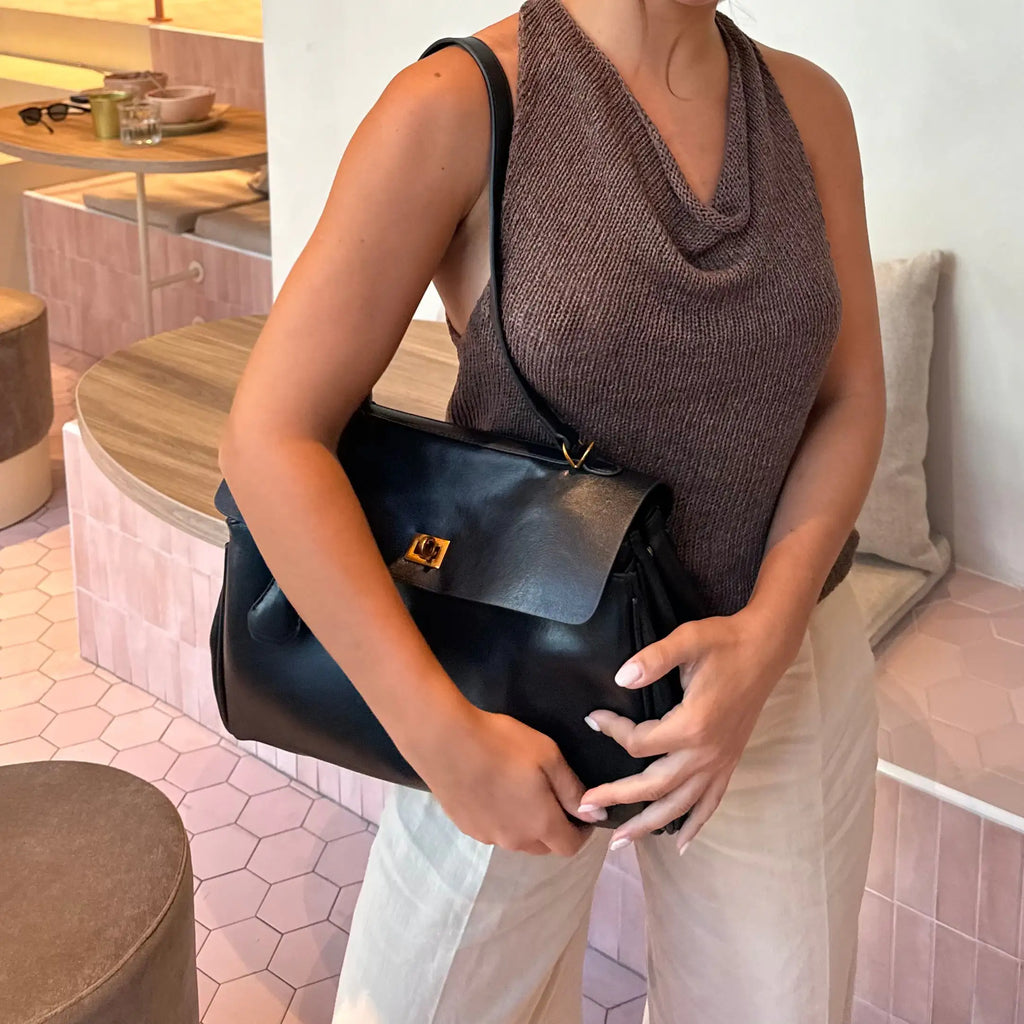 Ciara | Bolso de Mano Vintage Negro con Herrajes Dorados
