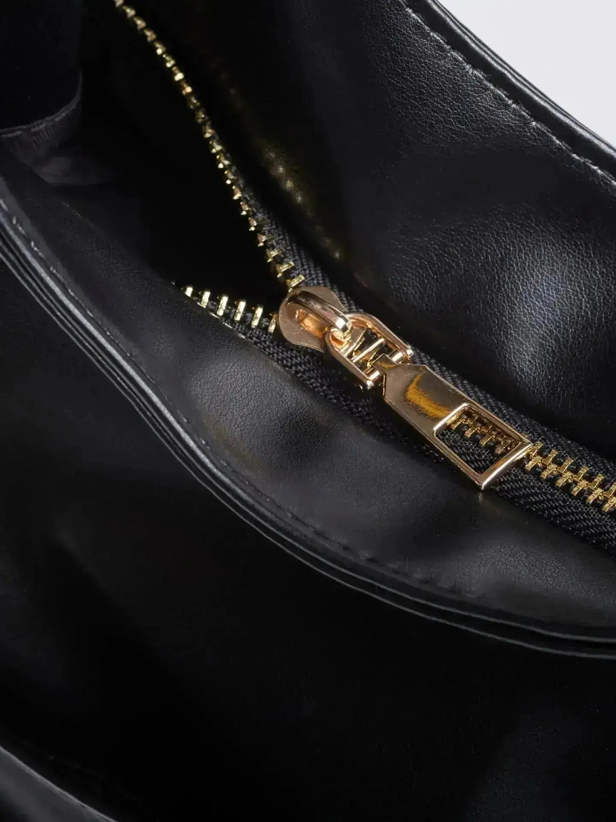 Noir Essence | Bolso Estructurado Negro Satinado