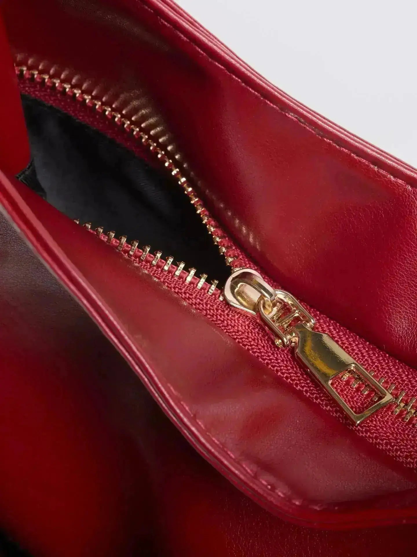 Noir Essence | Bolso Estructurado Negro Satinado