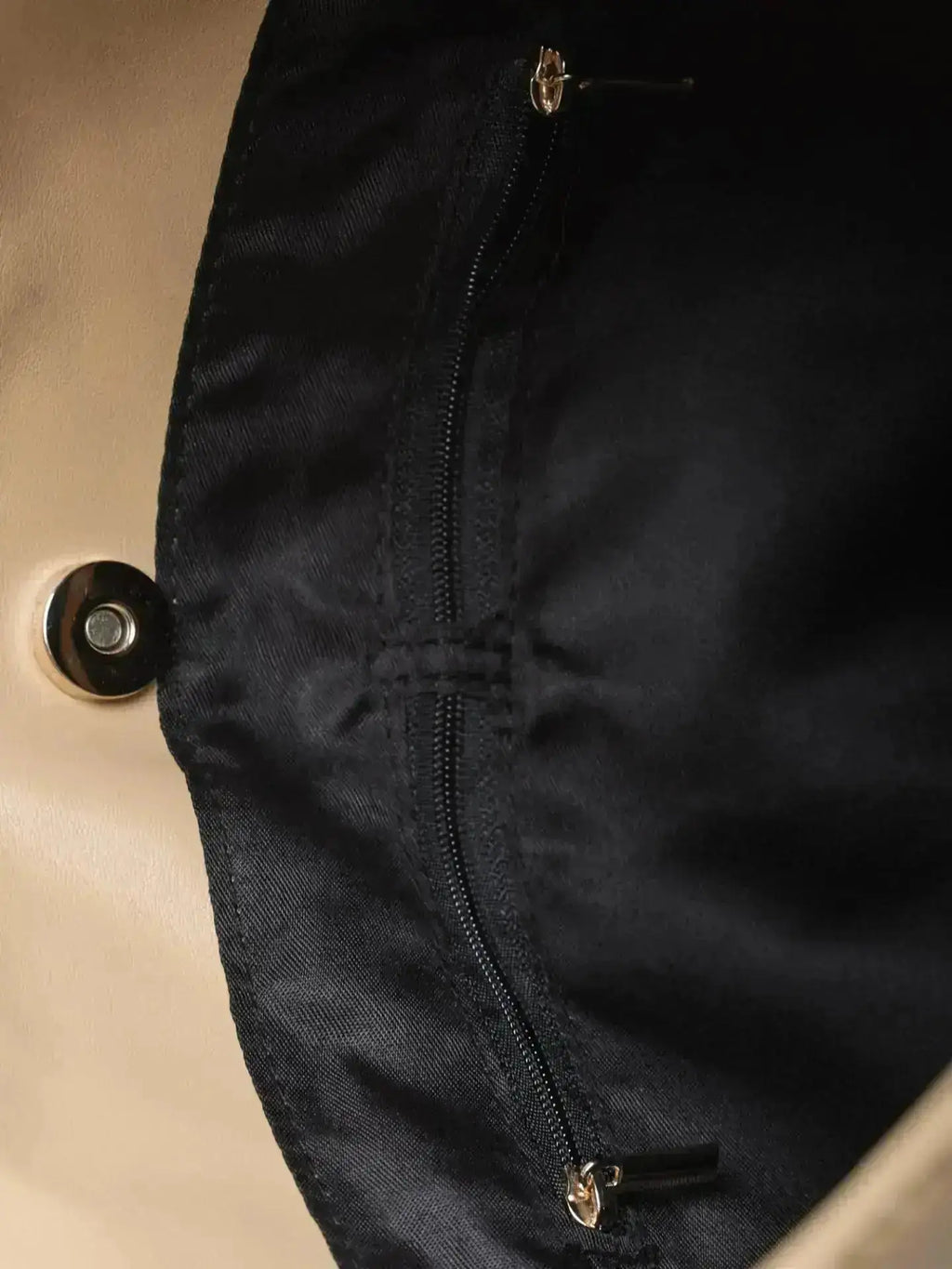 Noir Essence | Bolso Estructurado Negro Satinado
