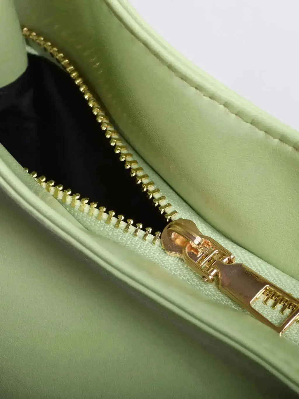 Noir Essence | Bolso Estructurado Negro Satinado