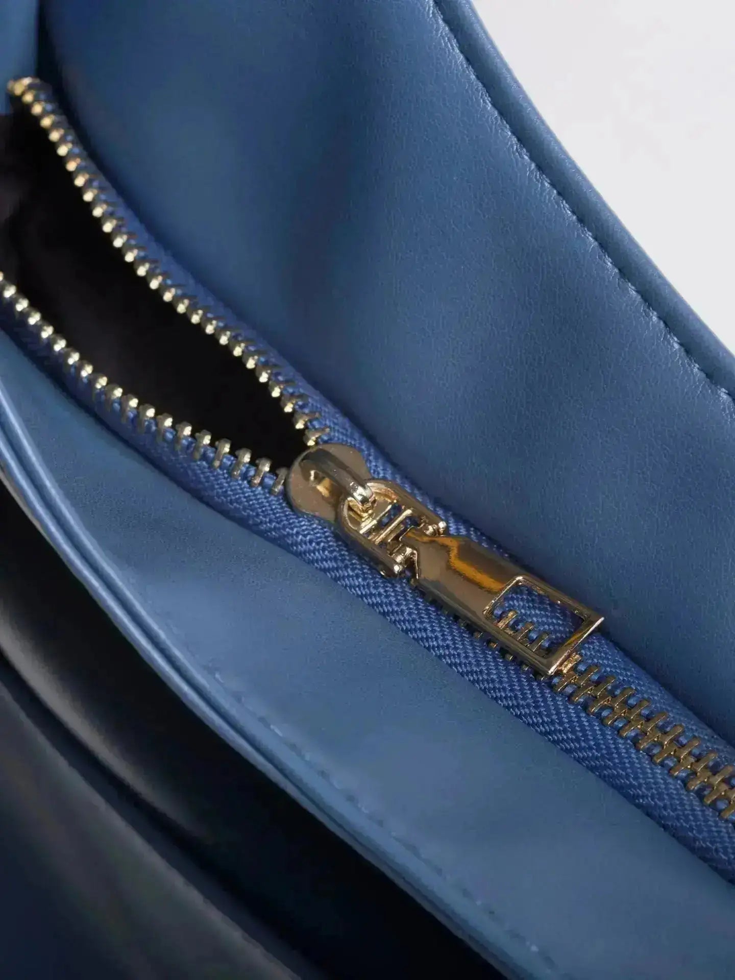 Noir Essence | Bolso Estructurado Negro Satinado