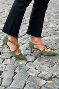 Tula | Tacones Kitten en Ante Verde con Correa Cruzada y Punta Afilada