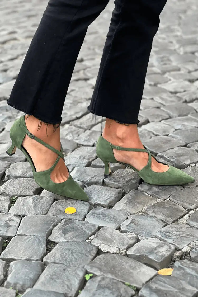 Tula | Tacones Kitten en Ante Verde con Correa Cruzada y Punta Afilada