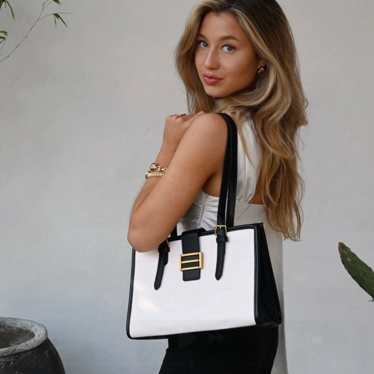 Clara | Bolso Tote con Textura Coco Blanco y Negro
