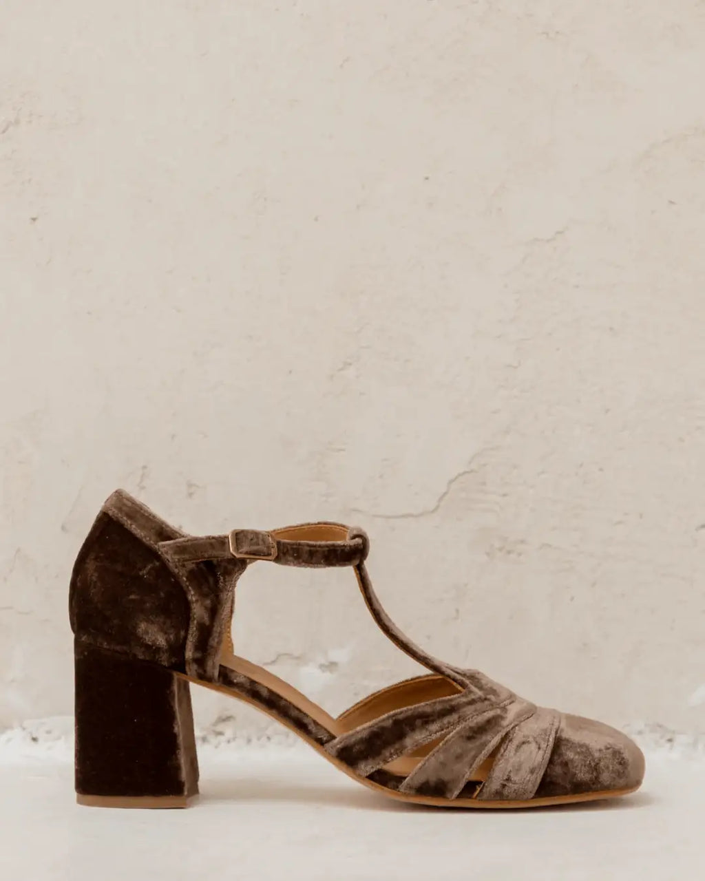 Tea | Tacones Anchos de Terciopelo con Correa en T Perforada y Hebilla