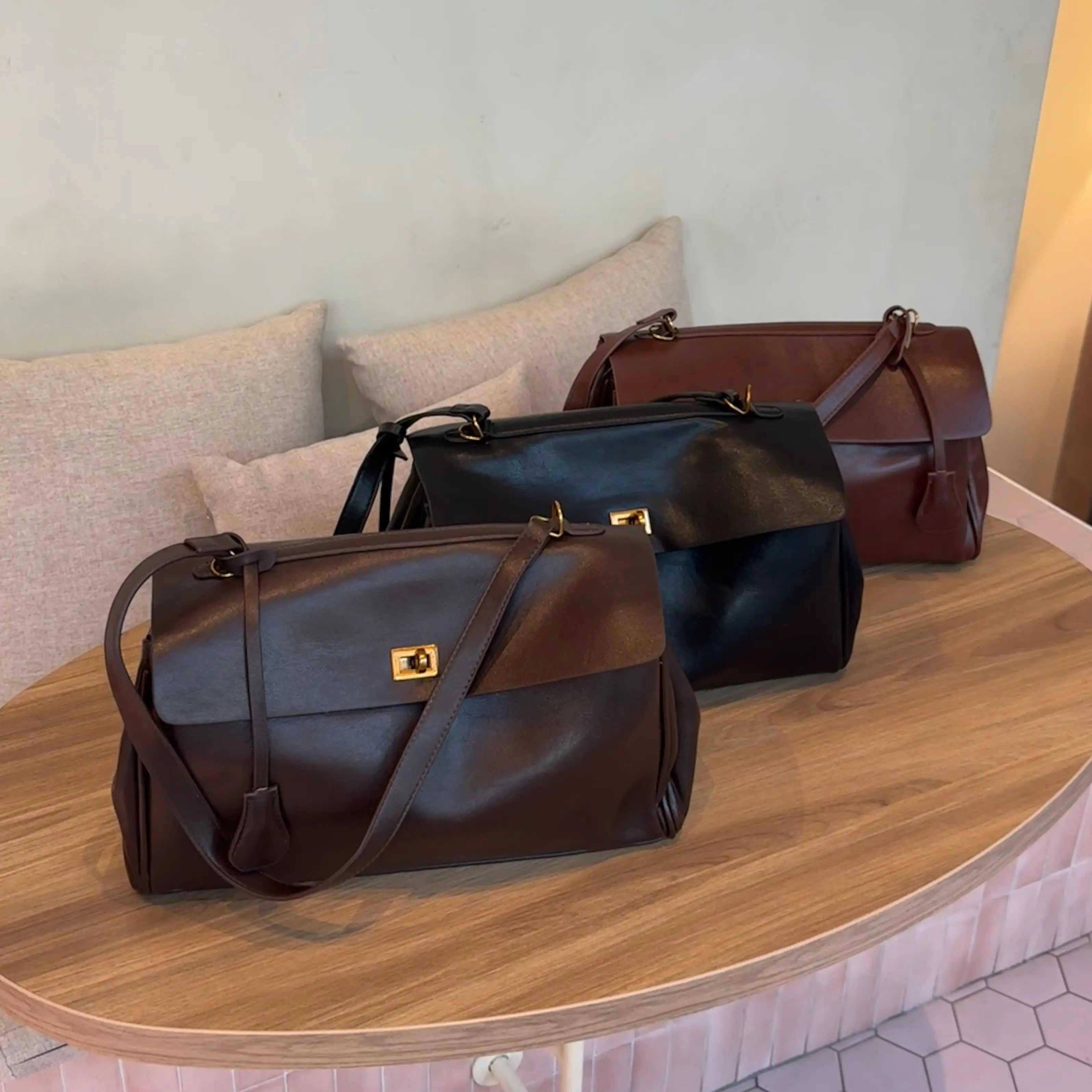 Ciara | Bolso de Mano Vintage Negro con Herrajes Dorados