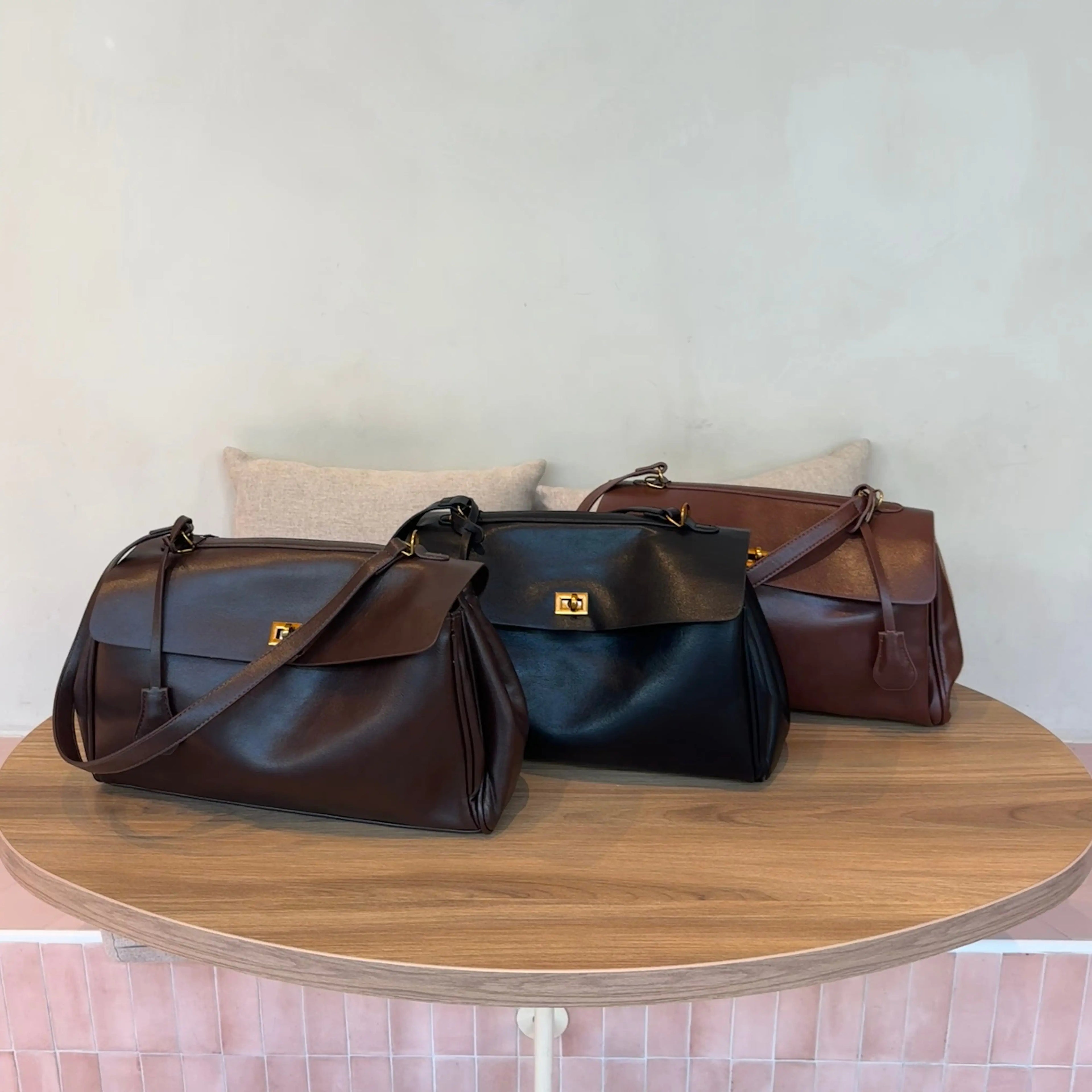 Ciara | Bolso de Mano Vintage con Herrajes Dorados