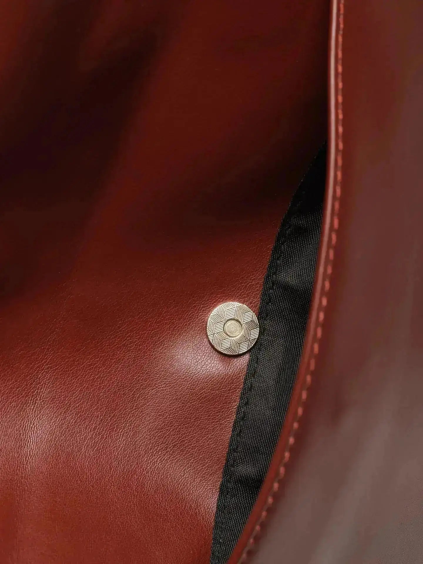 Noir Essence | Bolso Estructurado Negro Satinado