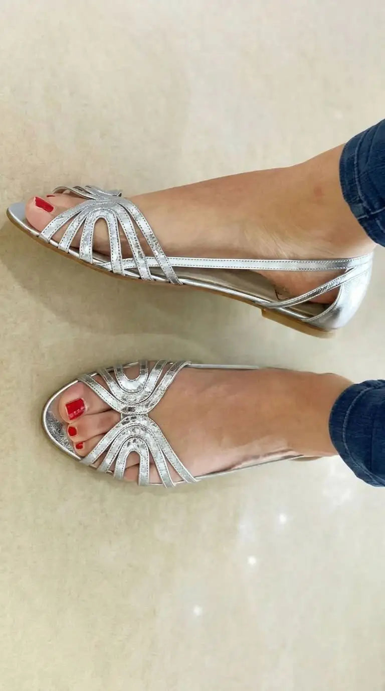 Silvana | Sandalias Metalizadas con Puntera Abierta y Recortes