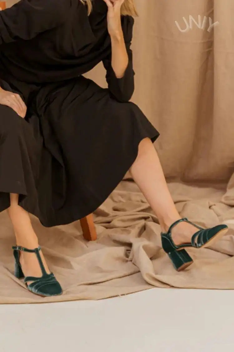 Tea | Tacones Anchos de Terciopelo con Correa en T Perforada y Hebilla
