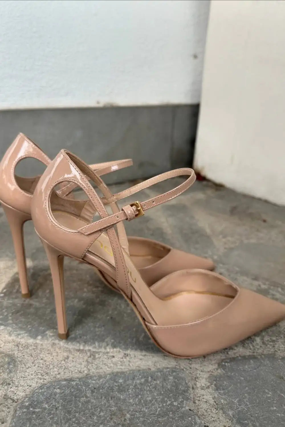 Bea | Tacones Nude de Charol con Correa de Tobillo y Punta Afilada