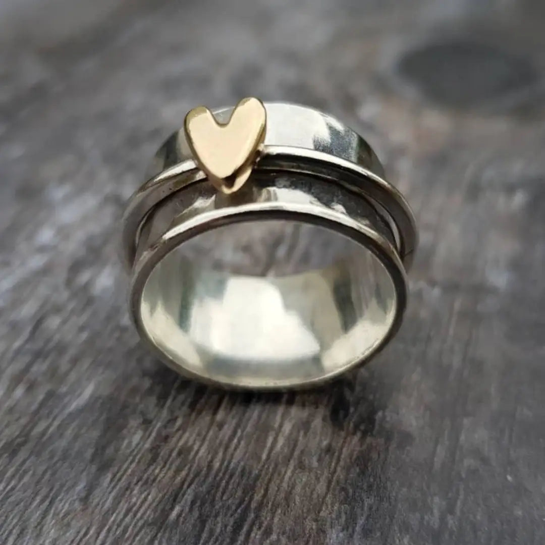 Corazón Sereno | Anillo de Plata con Corazón Dorado