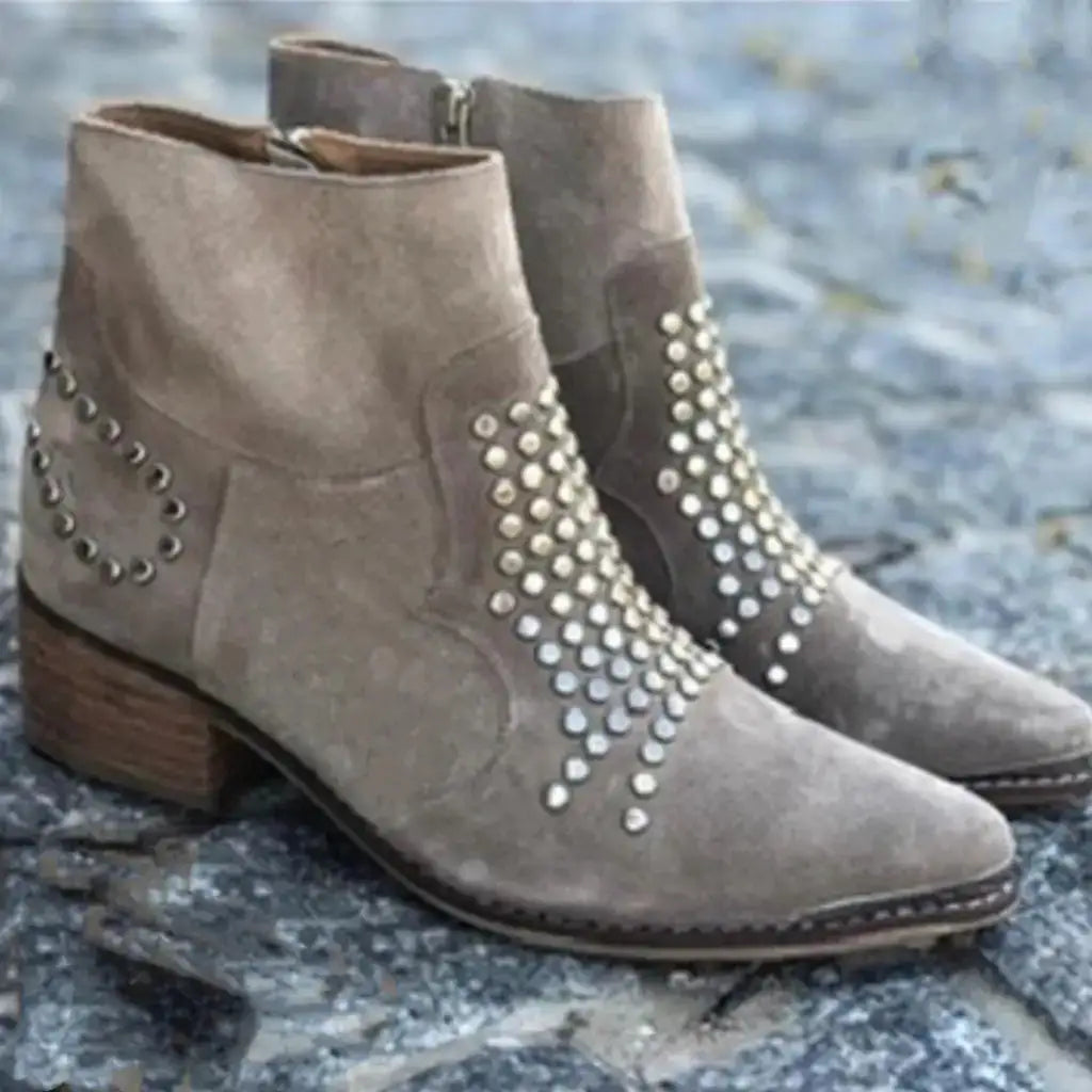 Pina | Botas con Tacón Largo en Ante con Tachuelas y Punta Afilada