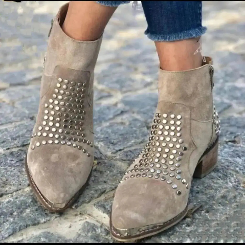 Pina | Botas con Tacón Largo en Ante con Tachuelas y Punta Afilada
