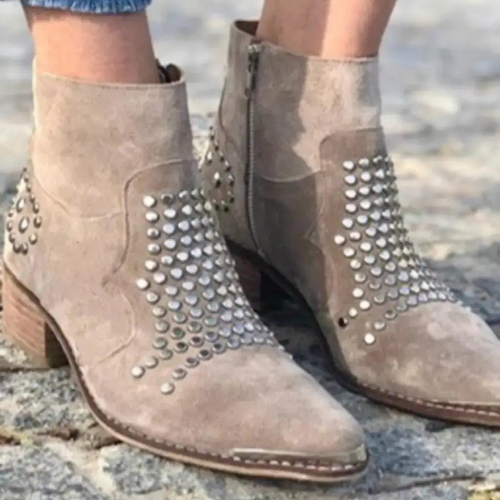 Pina | Botas con Tacón Largo en Ante con Tachuelas y Punta Afilada