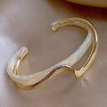 Onoa™ | Brazalete Rígido Ondulado Dorado