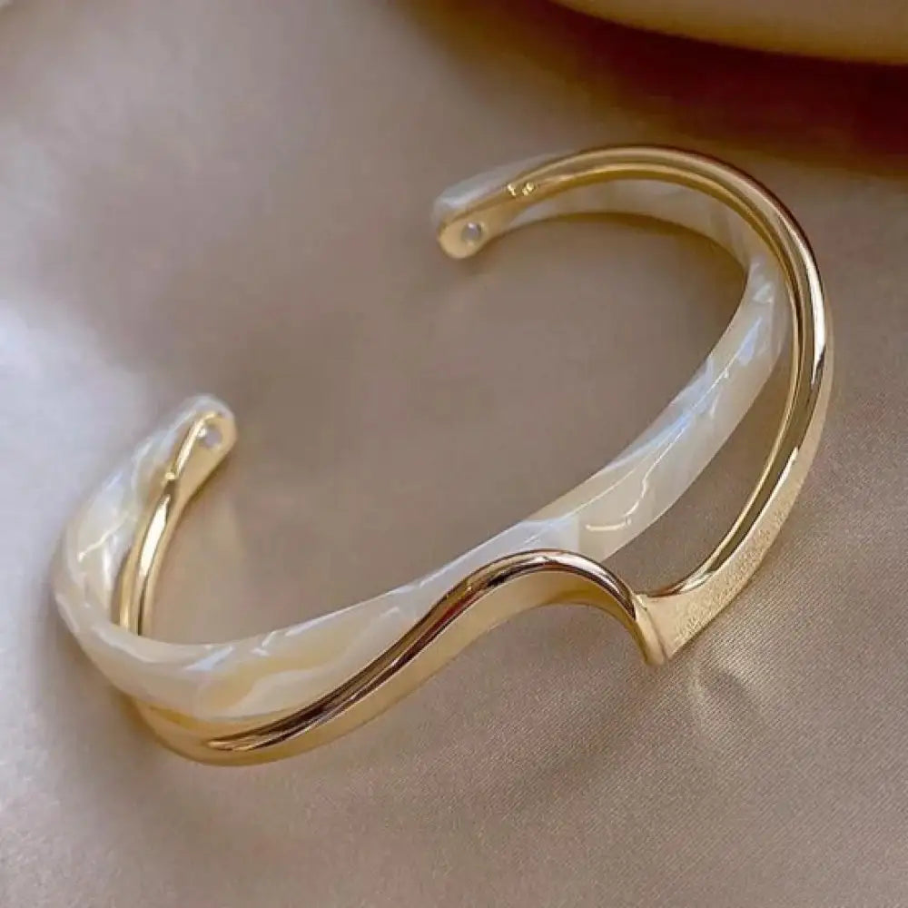 Onoa™ | Brazalete Rígido Ondulado Dorado