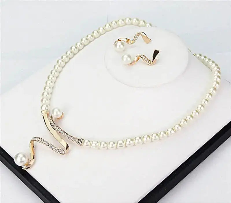 Fabiola | Conjunto de Collar y Pendientes con Perlas