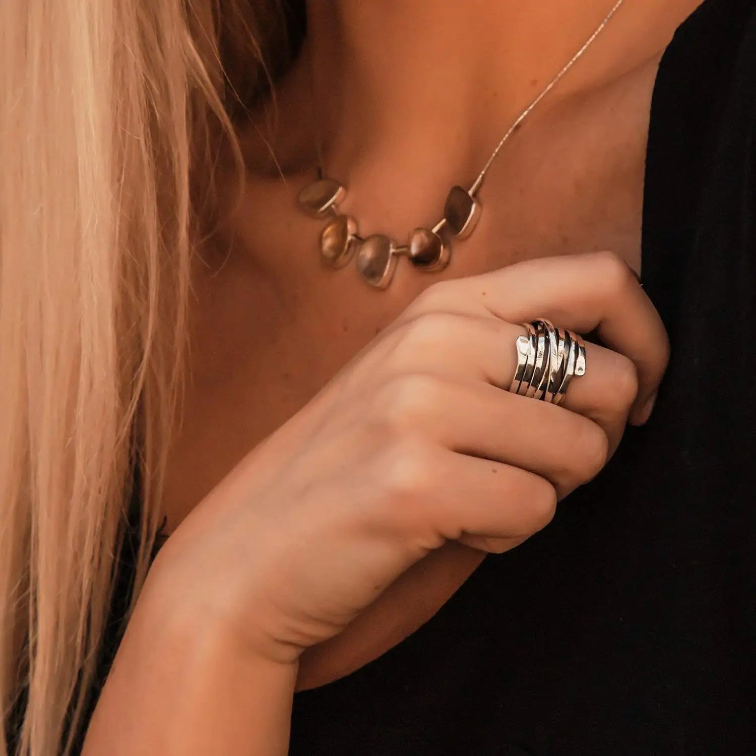 Fluido Escultural | Anillo de Líneas Entrelazadas