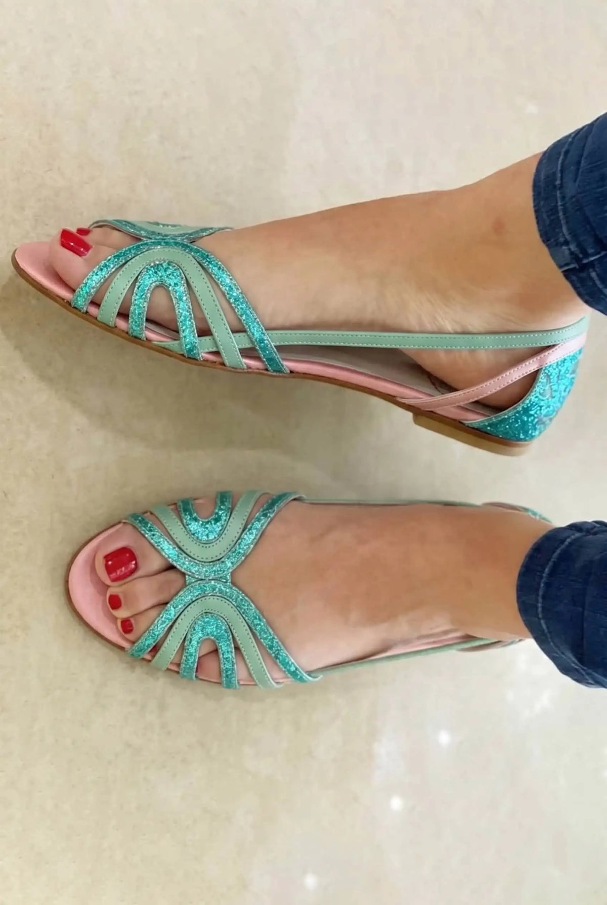 Silvana | Sandalias Metalizadas con Puntera Abierta y Recortes