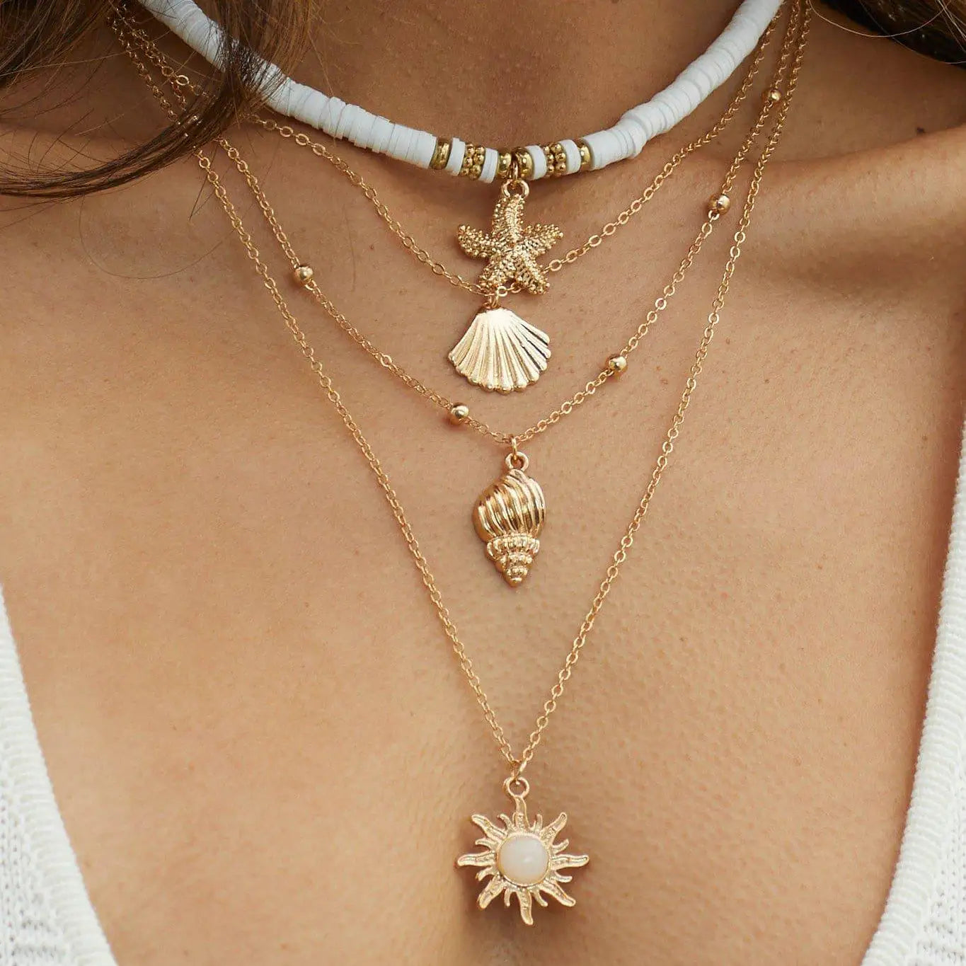 Costa Luminosa | Collar en Capas con Detalles Dorados