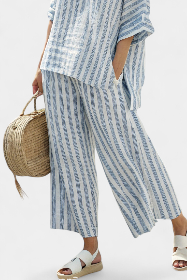 Federica — Top sofisticado de lino con rayas azules y pantalones relajados