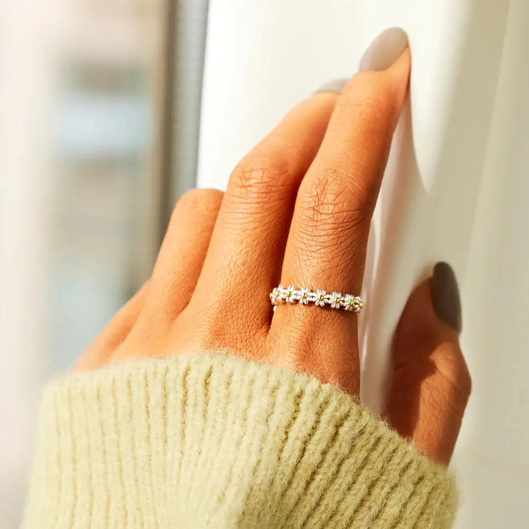 Susurro Luminoso | Anillo Fino de Diseño Discreto