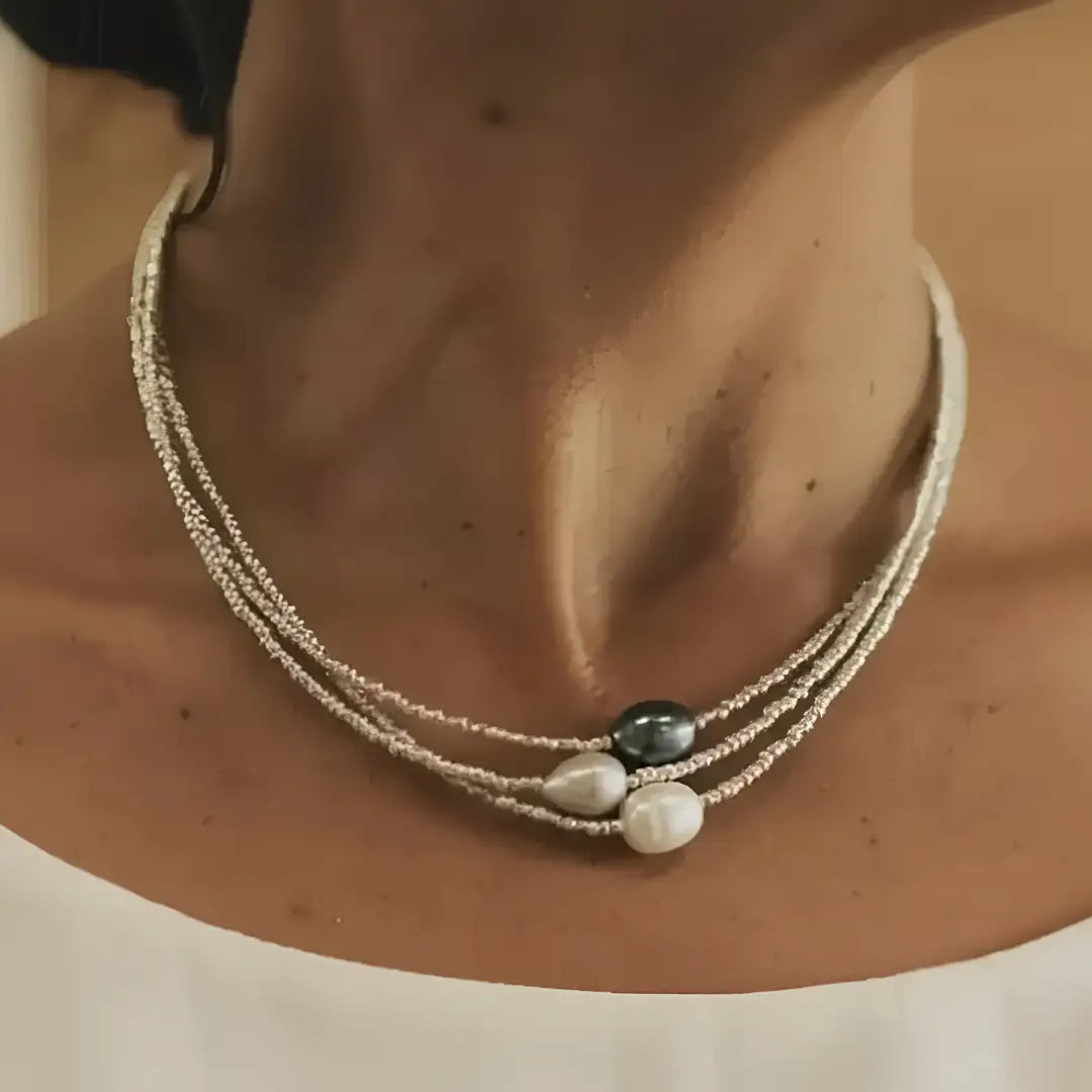 Aurine™ | Collar con Tres Perlas Suspendidas