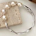 Sara™ | Pulsera de Perlas con Base Dorada
