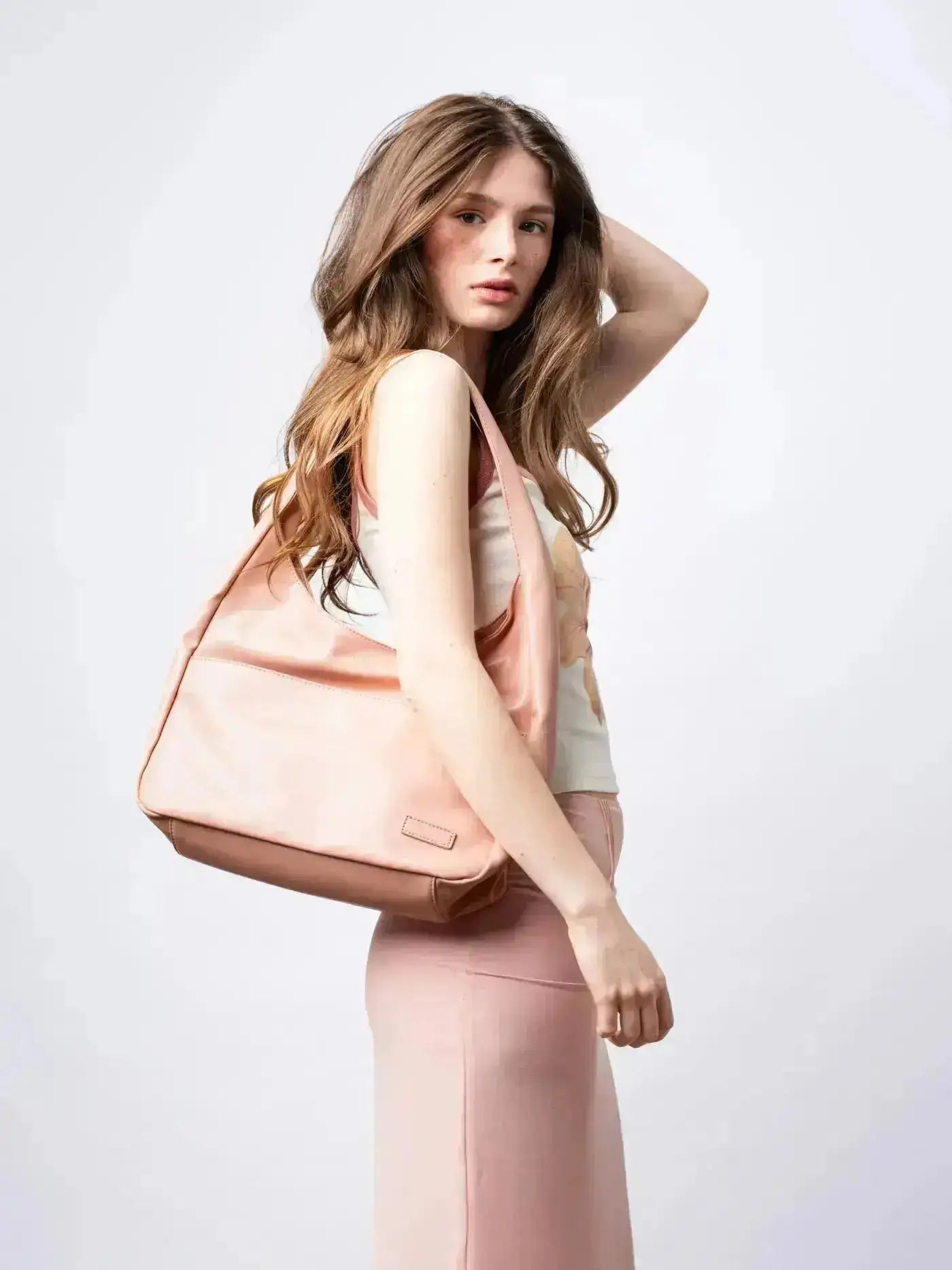 Noir Essence | Bolso Estructurado Negro Satinado