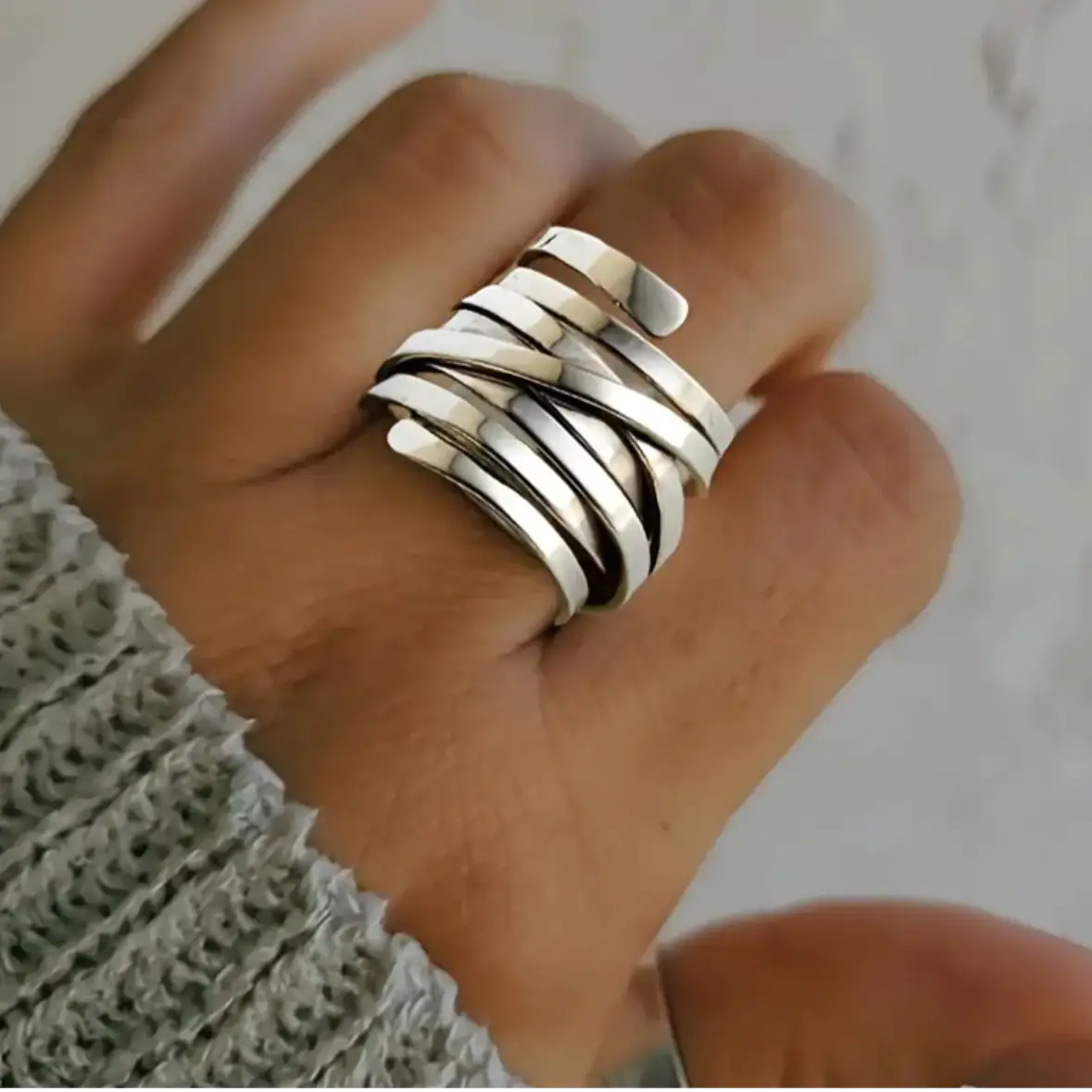 Fluido Escultural | Anillo de Líneas Entrelazadas