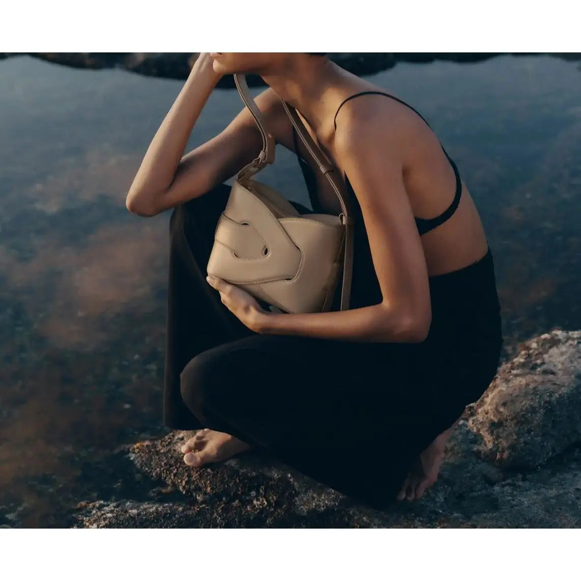 Vera | Bolso de Mano con Frontal Geométrico