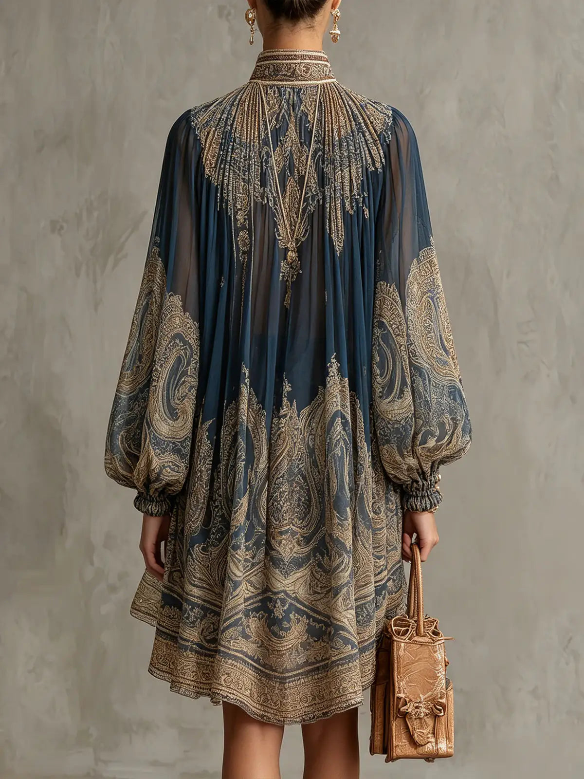 Bérénice | Vestido corto asimétrico de chifón con estampado barroco azul marino y cuello alto